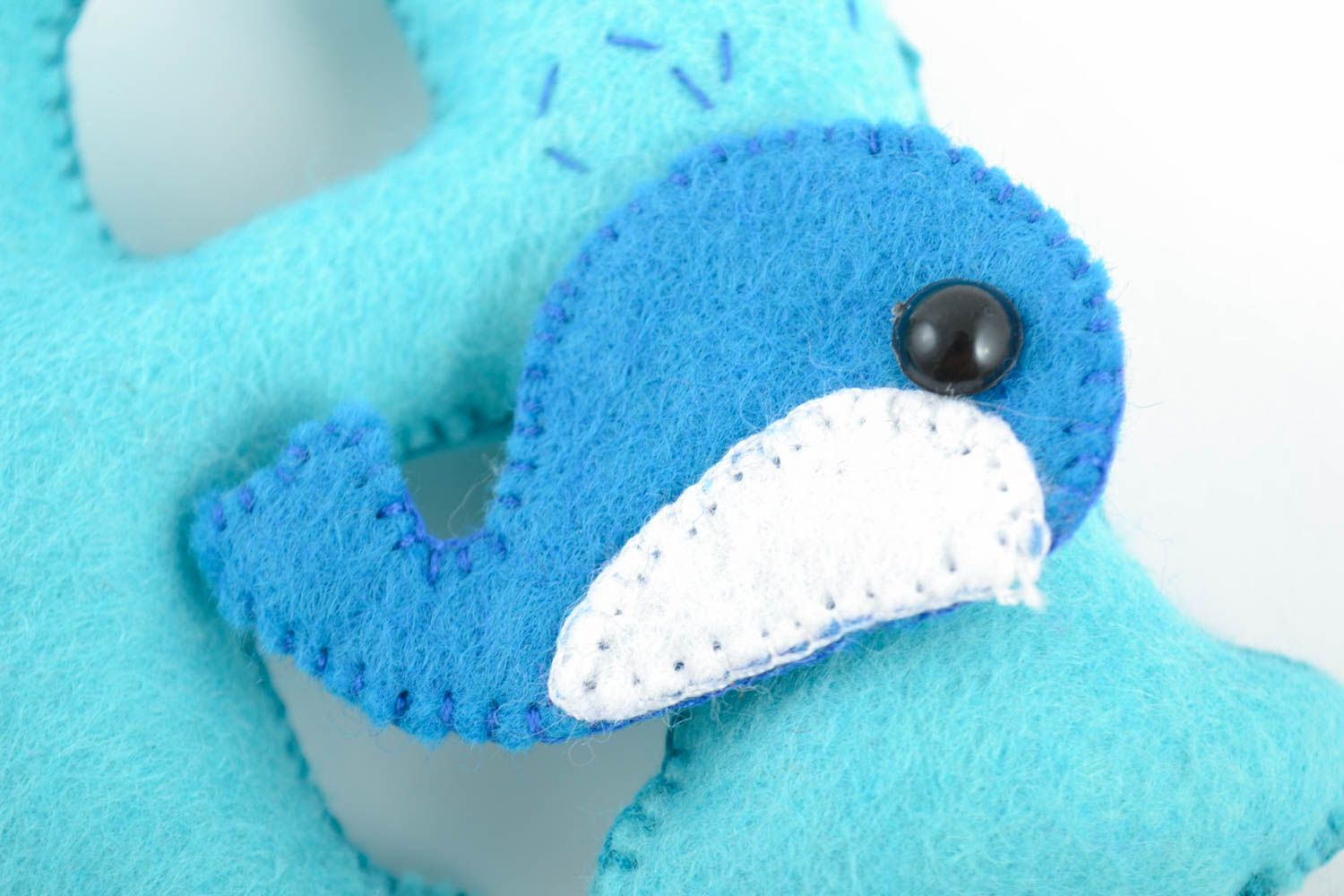 Буква из фетра мягкая декоративная игрушечная голубая с китом ручной работы Н фото 2
