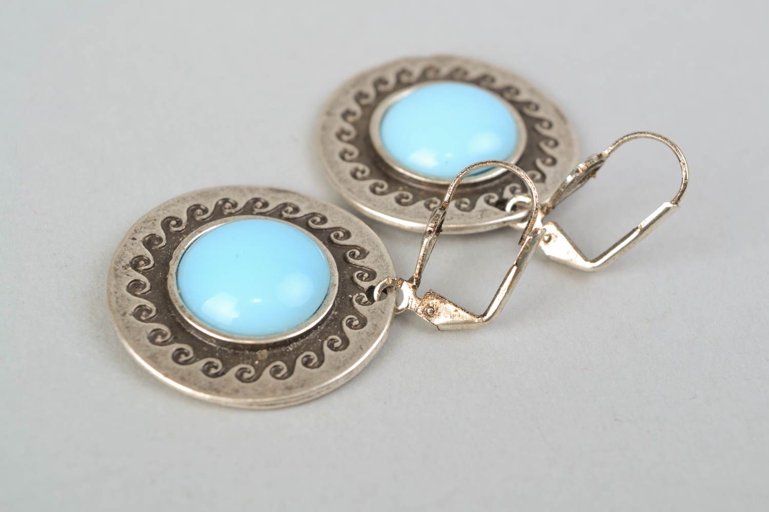 Boucles d'oreilles pendantes rondes métalliques faites main avec cabochons bleus  photo 4