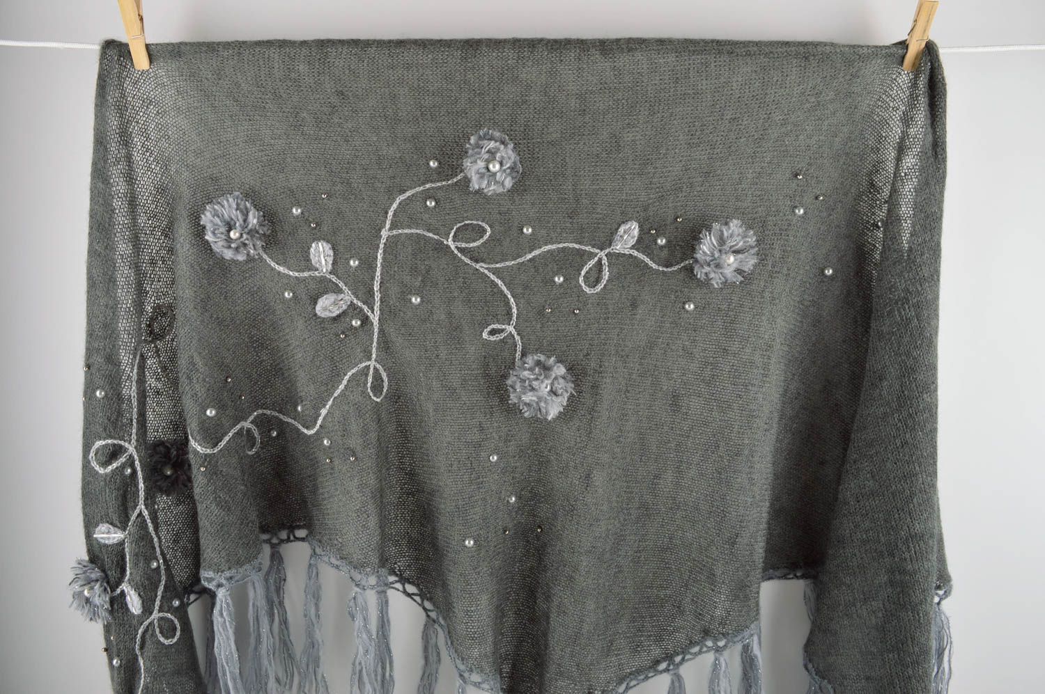 Grand Châle en laine fait main gris à franges avec fleurs Accessoire femme photo 5