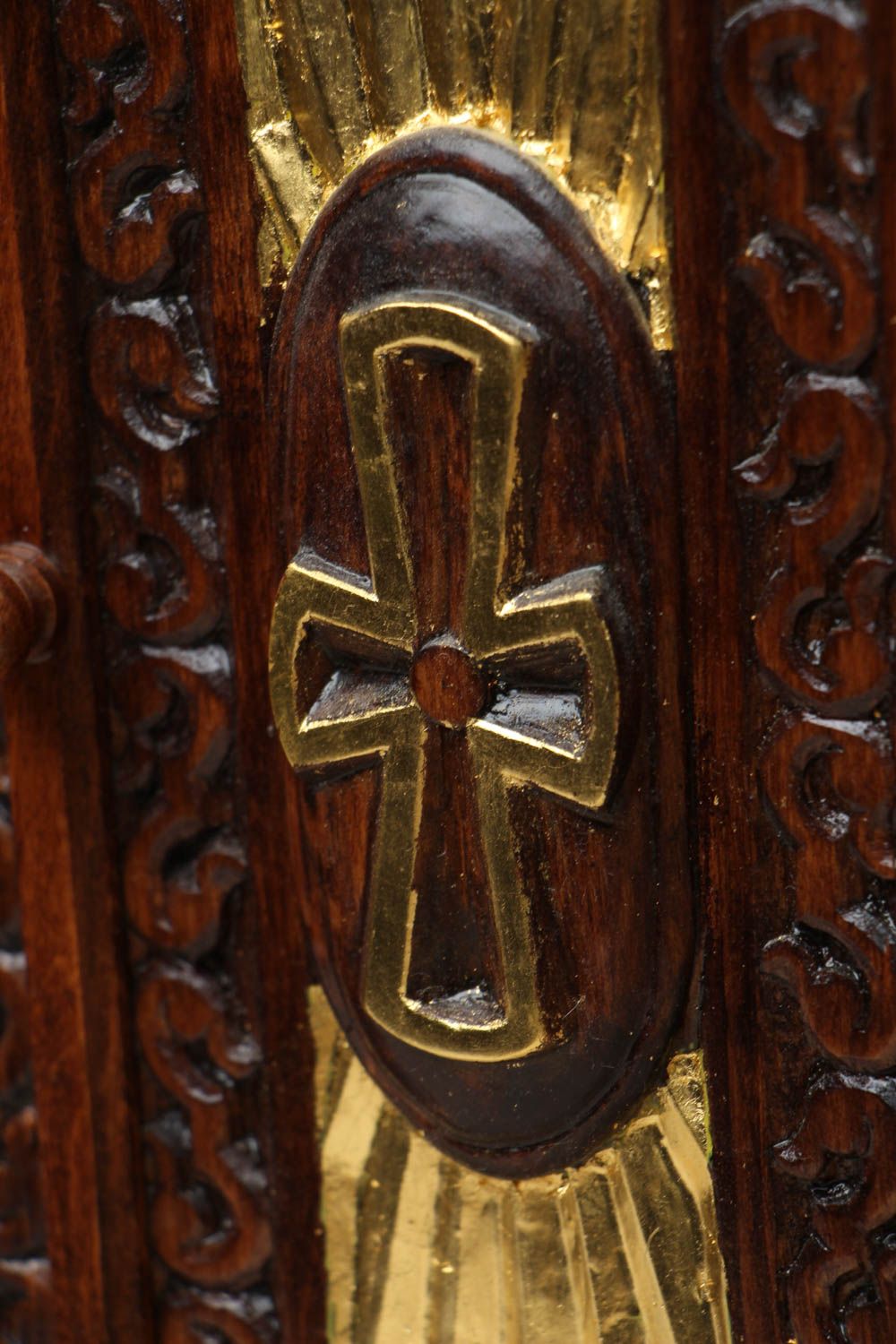Armoire à icônes en bois dorée faite main photo 2