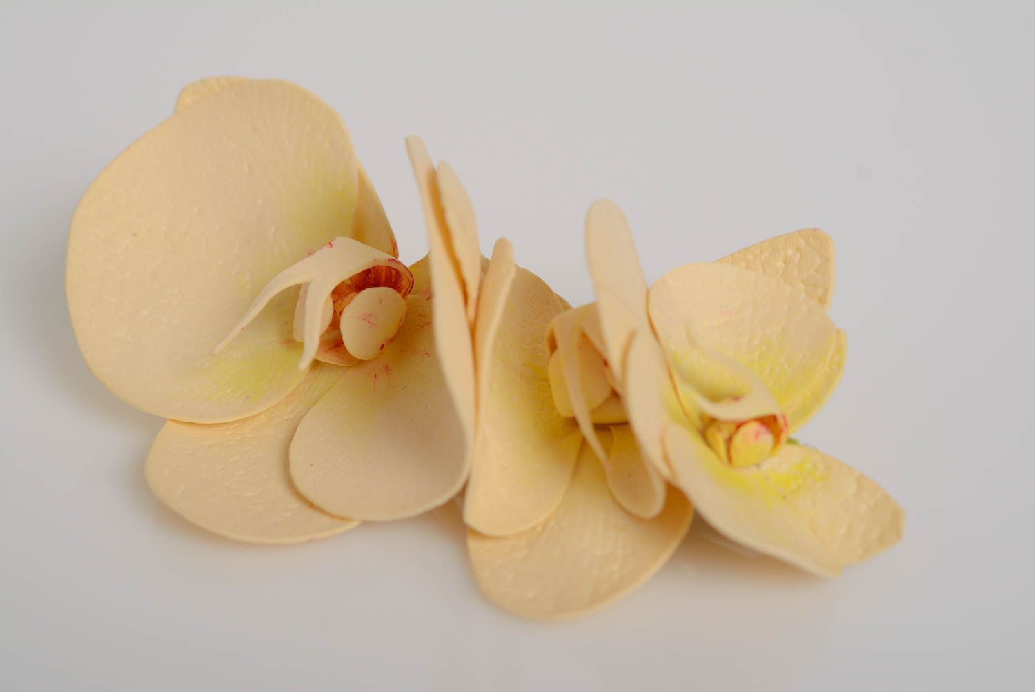 Zarte beige Haarklemme mit Blume handmade Schmuck für Frauen aus Foamiran Orchidee foto 5
