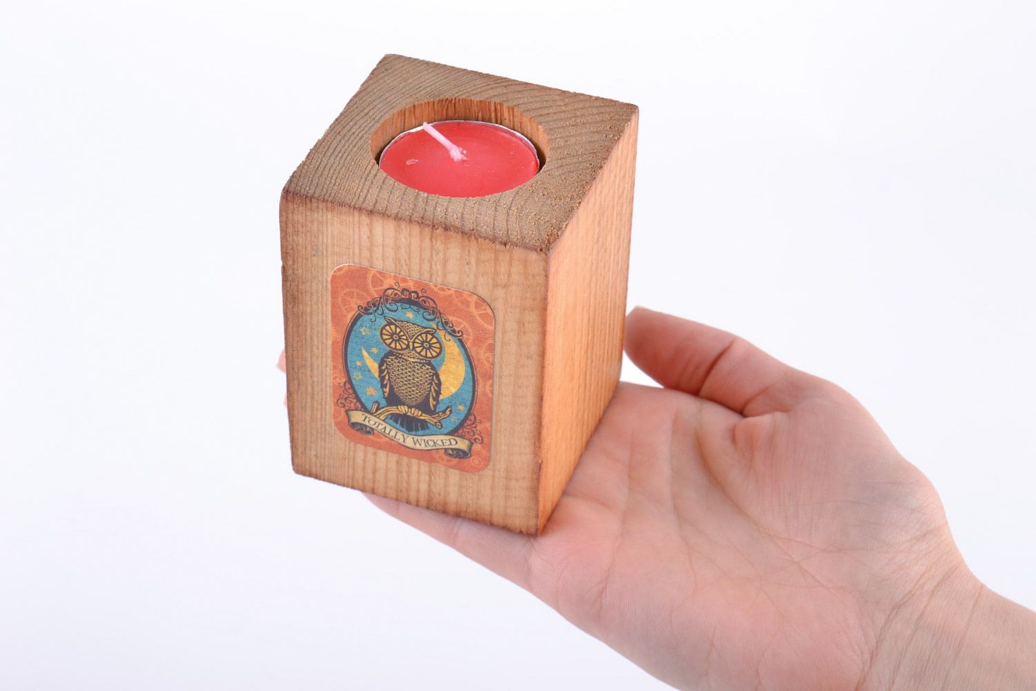 Candelero de madera hecho a mano para una vela plana con dibujo foto 2