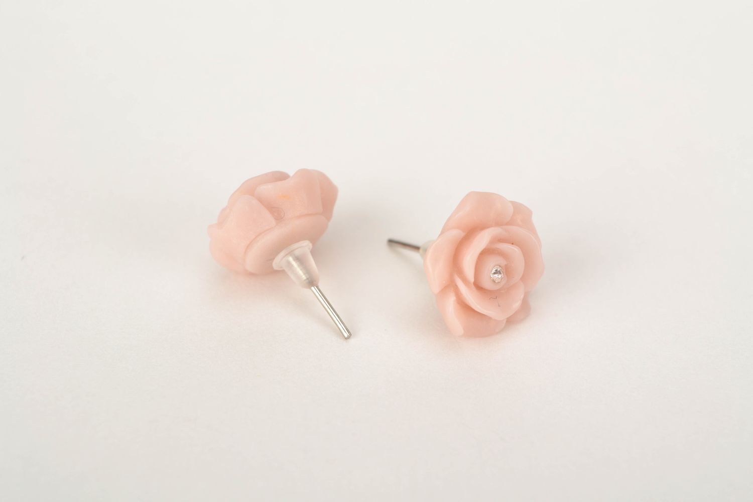 Boucles d'oreilles puces en pâte polymère roses rose pâle photo 4