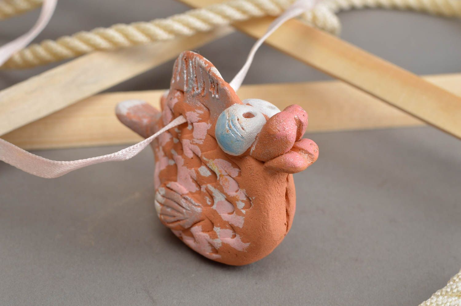 Смешной керамический сувенир ручной работы рыбка на ленточке розового цвета фото 1