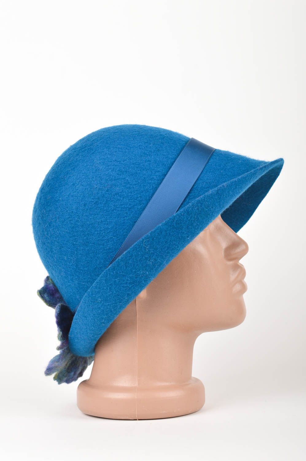 Bonnet laine fait main Chapeau chaud couleur bleue avec fleur Vêtement femme photo 3