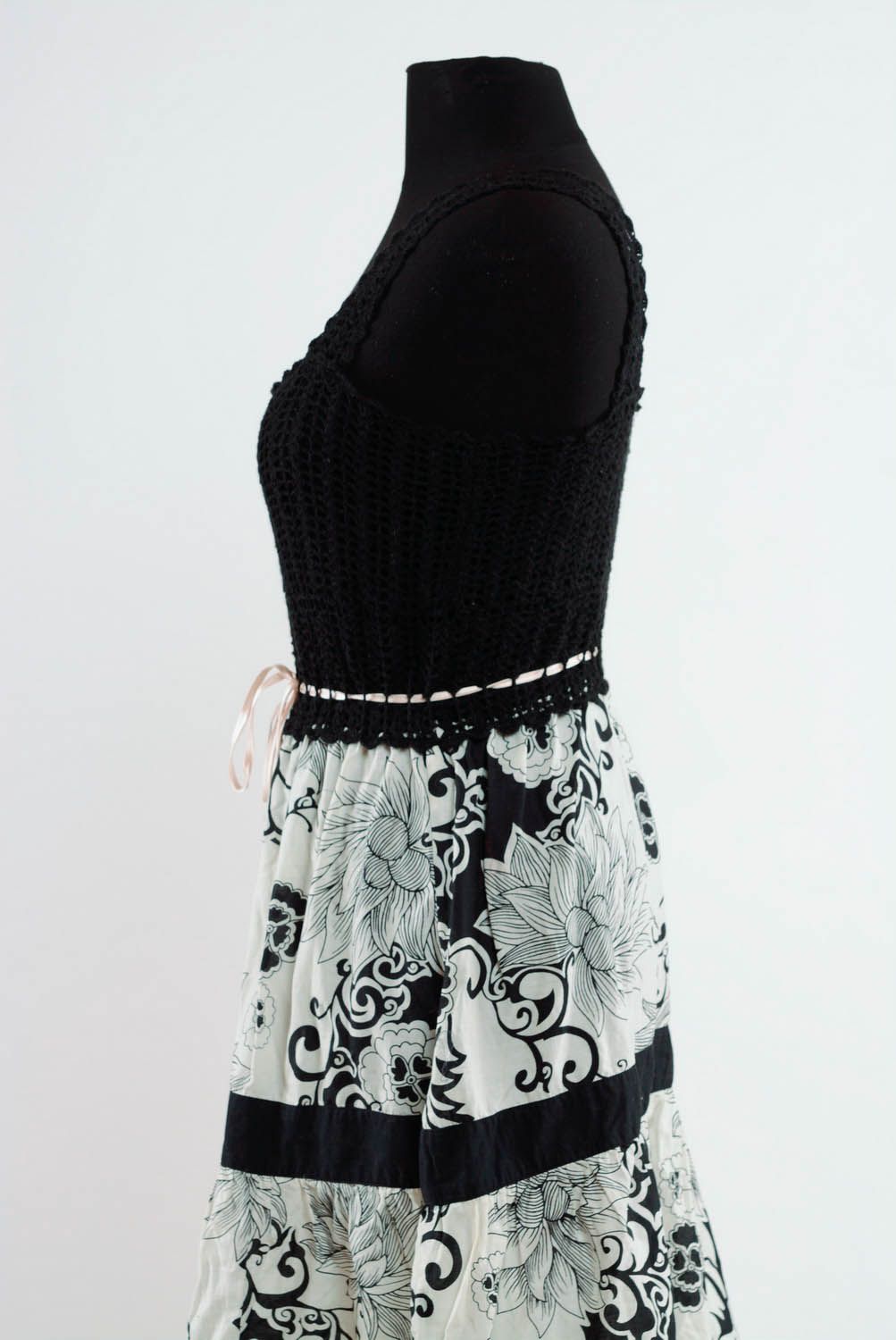 Gehäkeltes knielanges Sommerkleid aus Acryl und Halbwolle foto 3