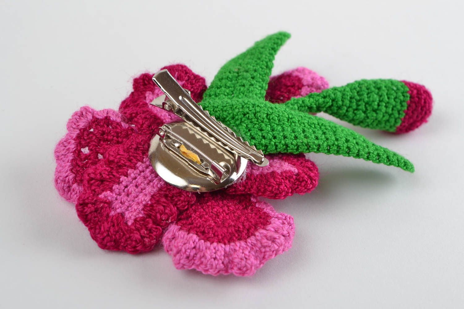 Broche tejido de hilos de algodón artesanal con forma de flor de color frambuesa foto 5