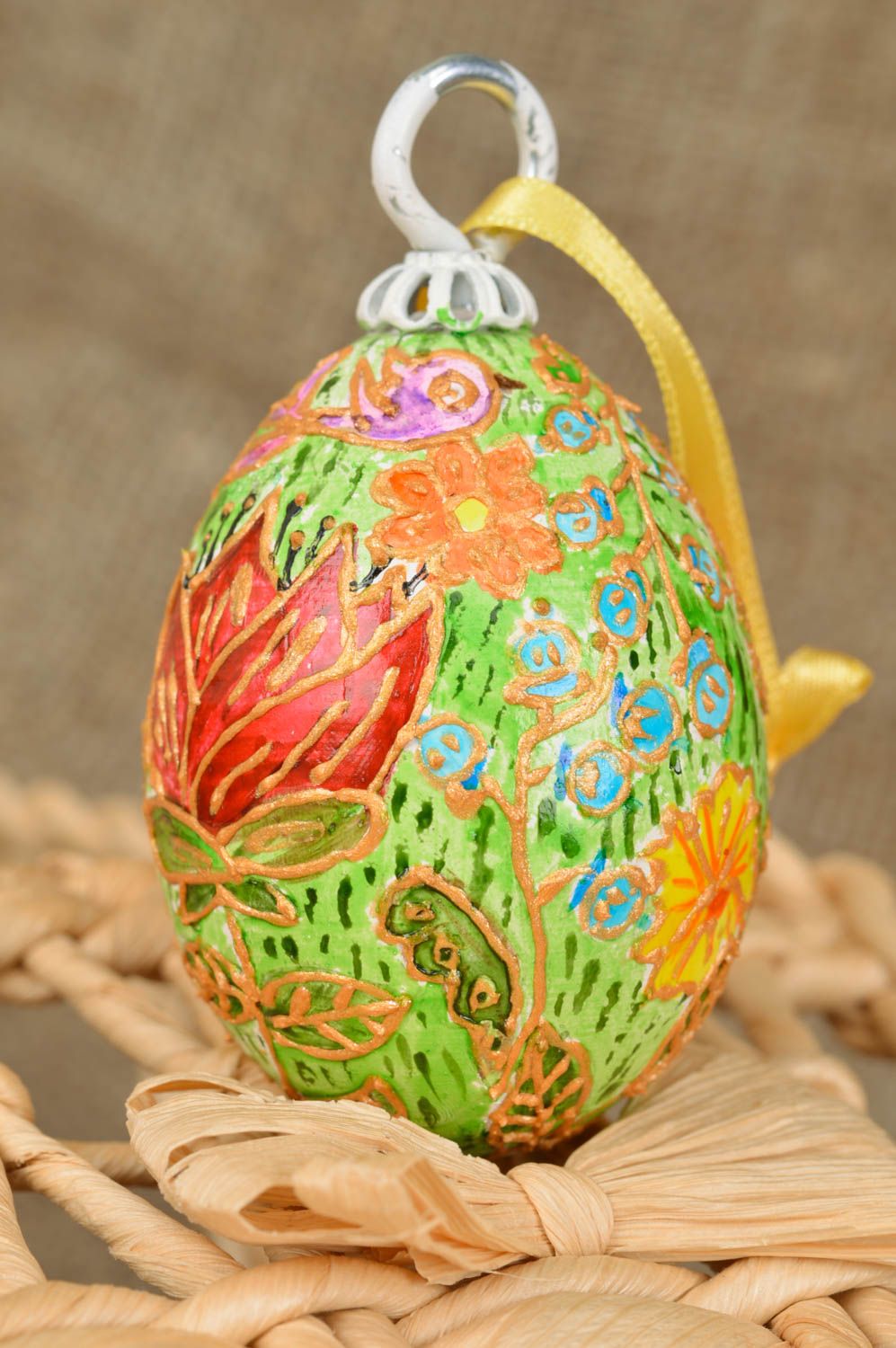 Oeuf de Pâques en bois fait main peint de couleurs acryliques à suspendre photo 1