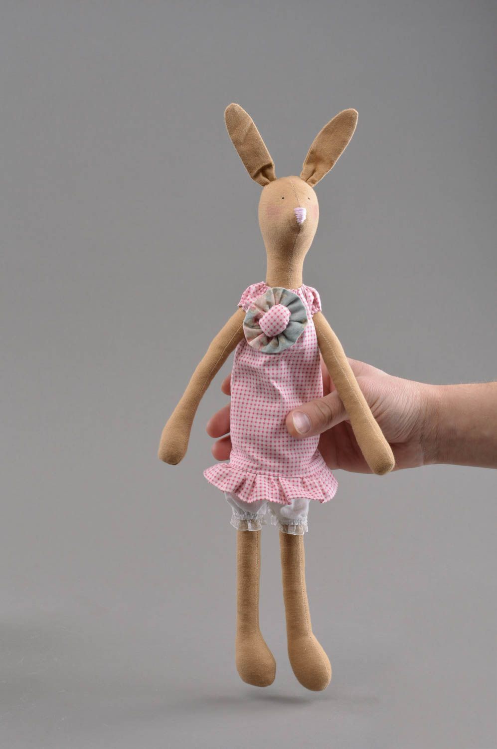 Textil Kuscheltier Hase im Trägerrock weich schön handmade Spielzeug für Kinder foto 4