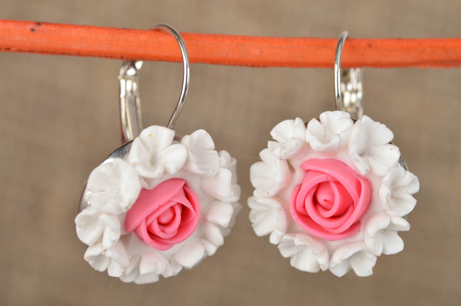 Boucles d'oreilles fleurs blanc rose en pâte polymère faites main pour femme photo 1