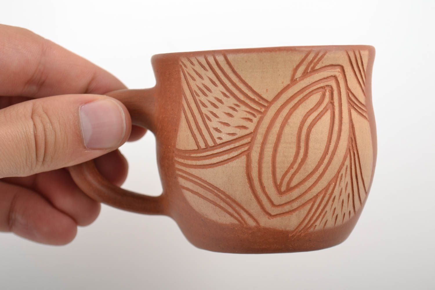 Керамическая чашка ручной работы с рисунком коричневая оригинальная объемом 100 мл фото 2