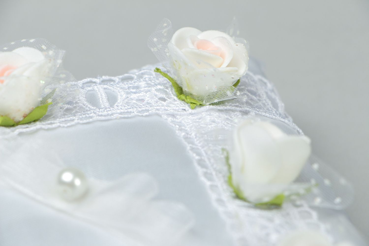 Свадебная подушка под кольца атласная с розочками фото 2