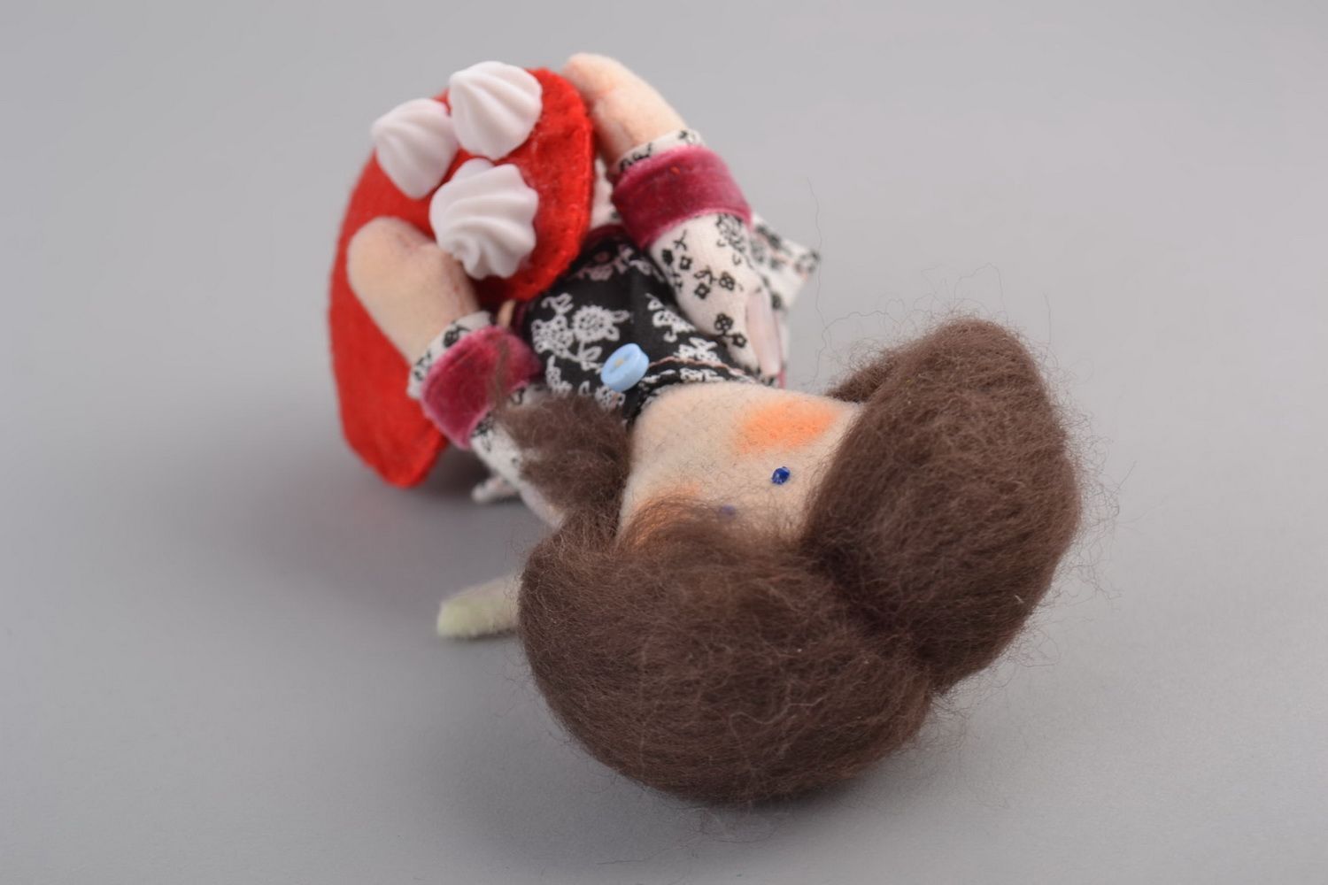 Künstlerische Puppe aus Filz für Interieur Mädchen mit Herzen handgefertigt foto 4
