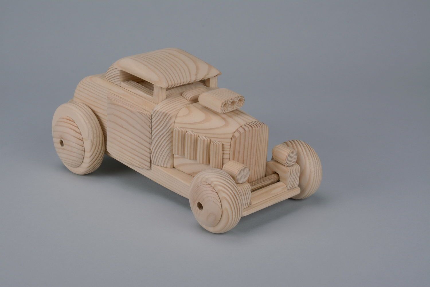 Carro de brinquedo esculpido manualmente de madeira foto 2