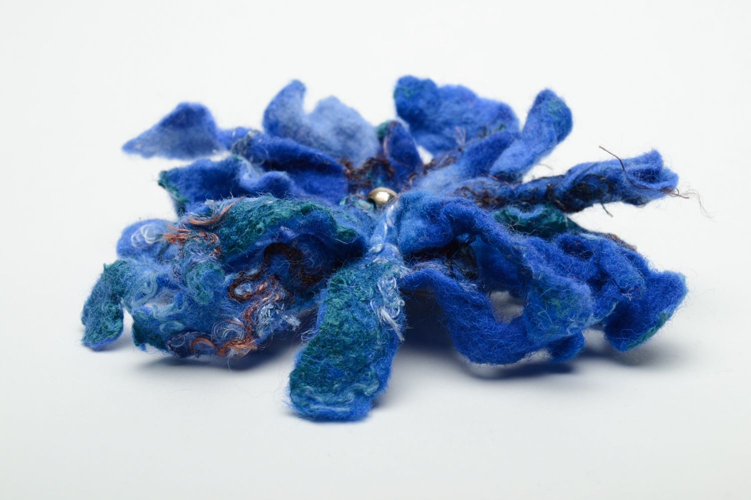 Брошь в технике валяния из шерсти в виде синего цветка фото 4