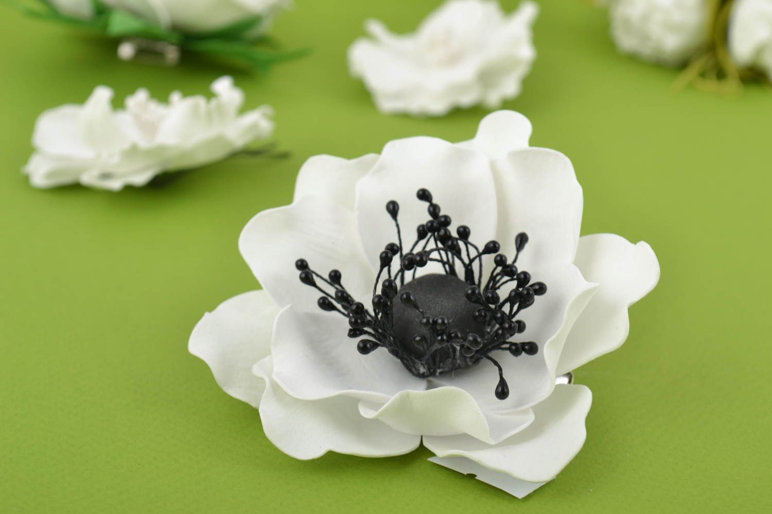 Брошь-заколка из фоамирана в виде белого с черным цветка аксессуар ручной работы фото 1