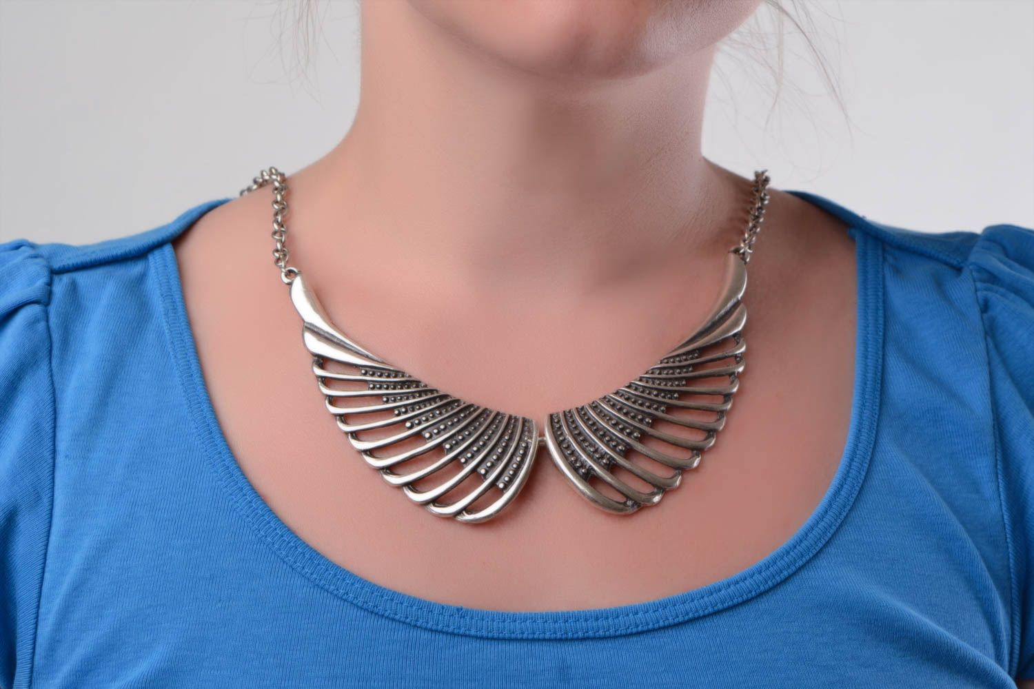 Collar de metal artesanal con alas de color plata original calado foto 1