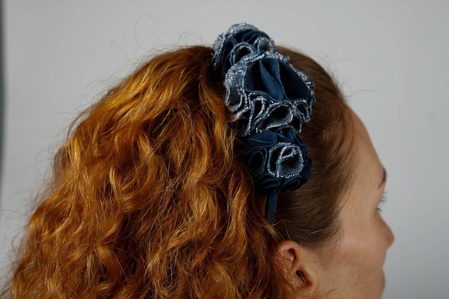 Handmade Blumen Haarreif Accessoire für Frauen Haar Schmuck aus Jeans und Stoff foto 2