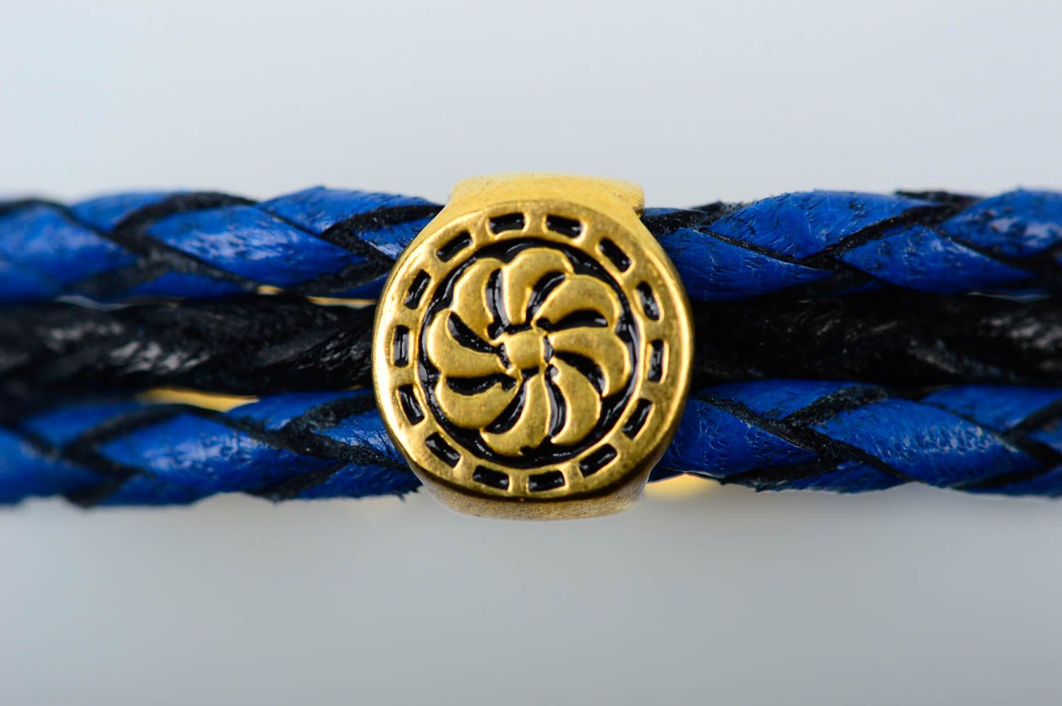 Кожаный браслет хенд мейд черный с синим браслет на руку необычный подарок фото 4