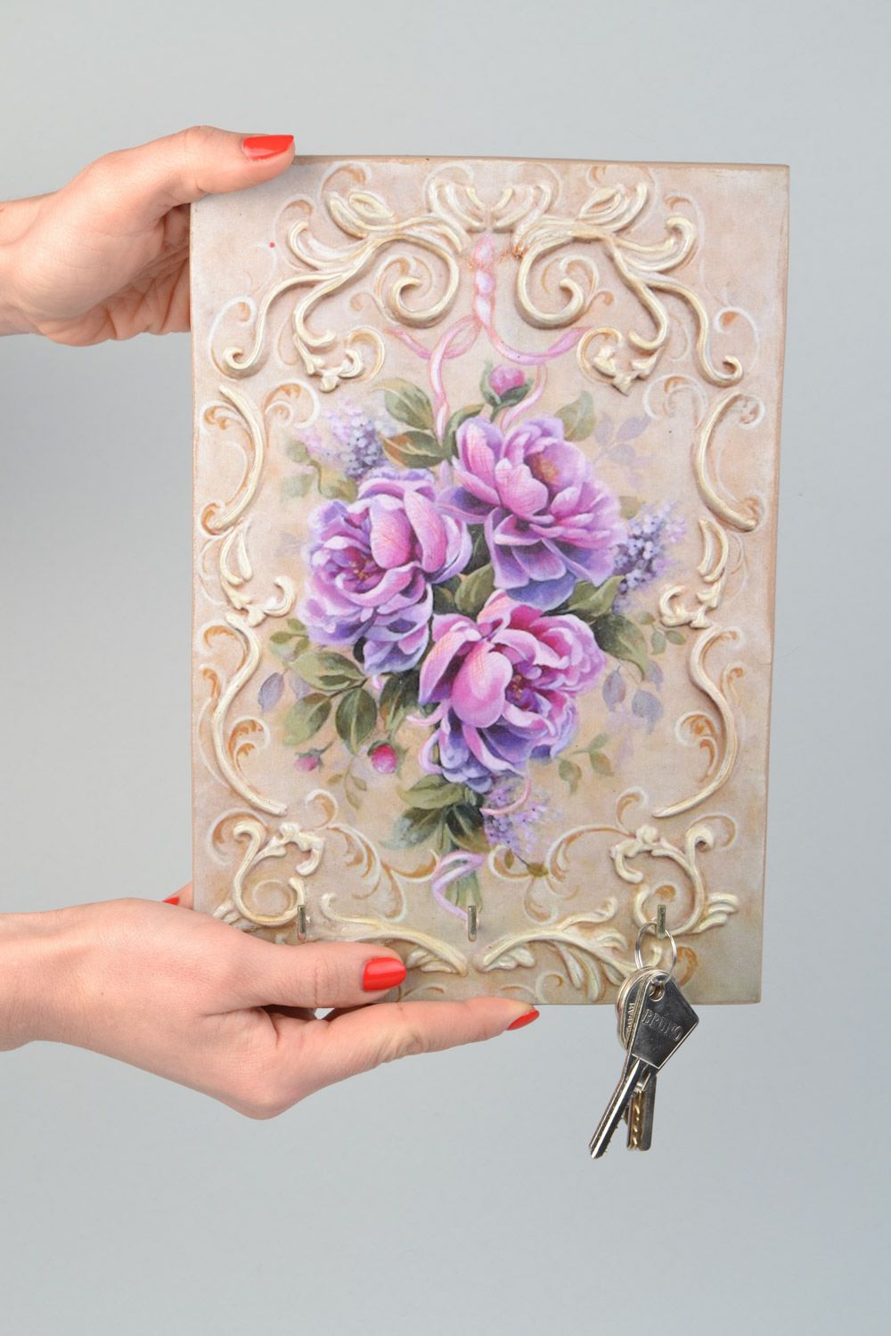 Llavero de pared de contrachapado en técnica de decoupage artesanal con tres ganchos Rosas violetas foto 2