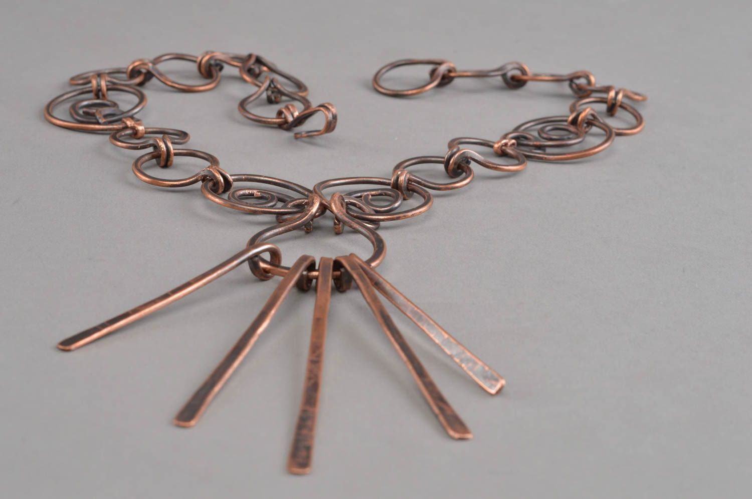 Ungewöhnliche stilvolle schöne handgemachte Halskette aus Kupfer für Frauen foto 3