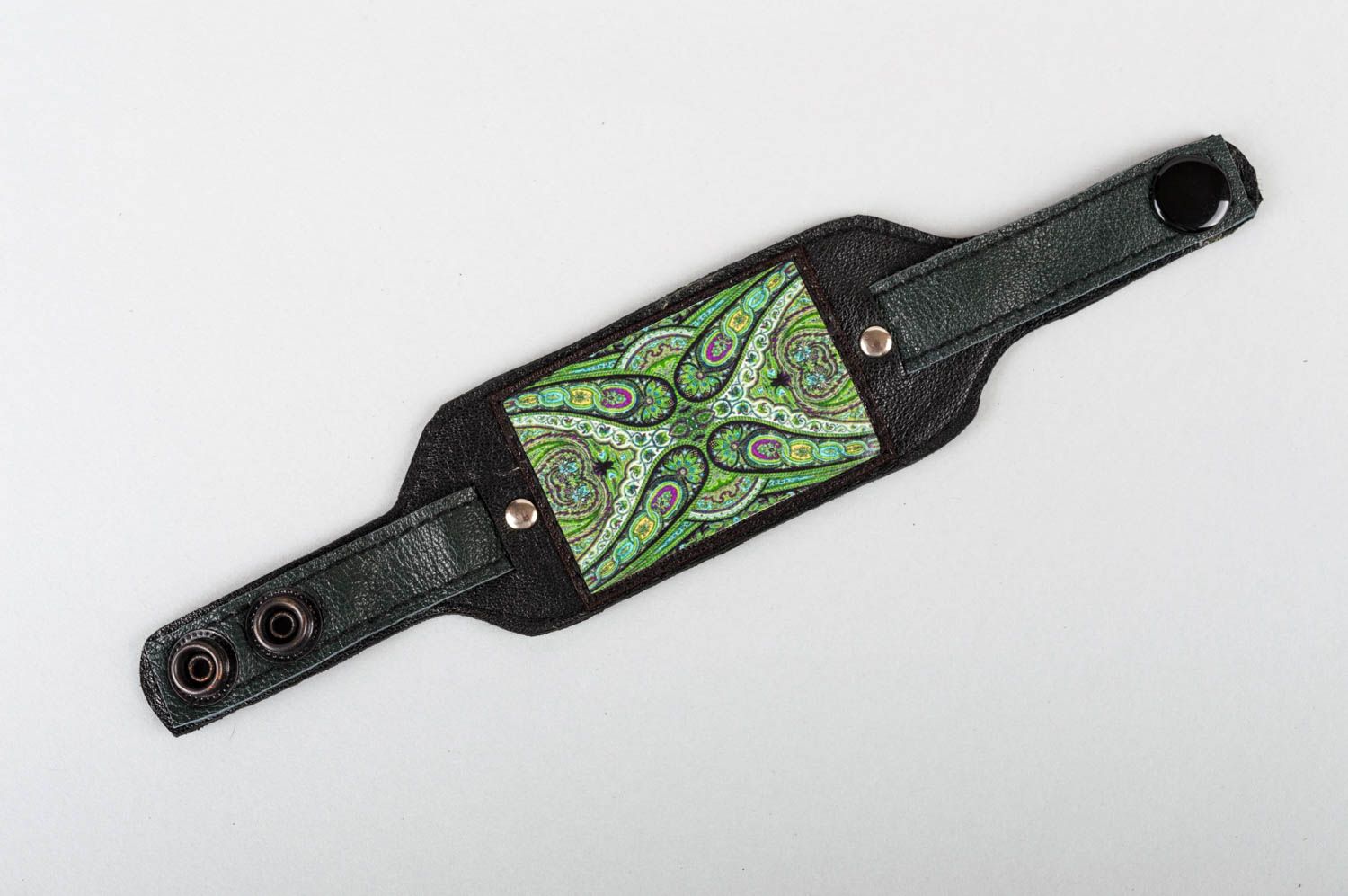 Schönes breites Armband aus Leder mit Knöpfen künstlerische Handarbeit foto 2