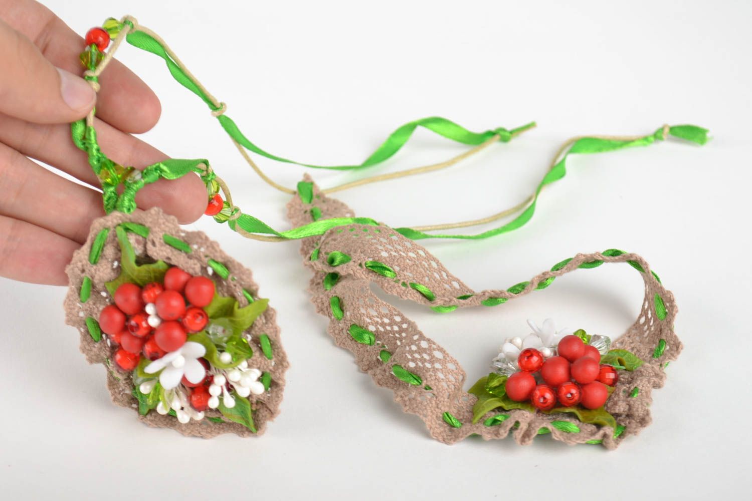 Набор украшений из кружева подвеска и браслет с ягодами из полимерной глины фото 4