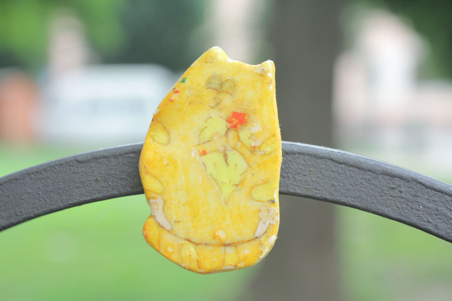 Aimant frigo en pâte polymère en forme de chat jaune photo 1