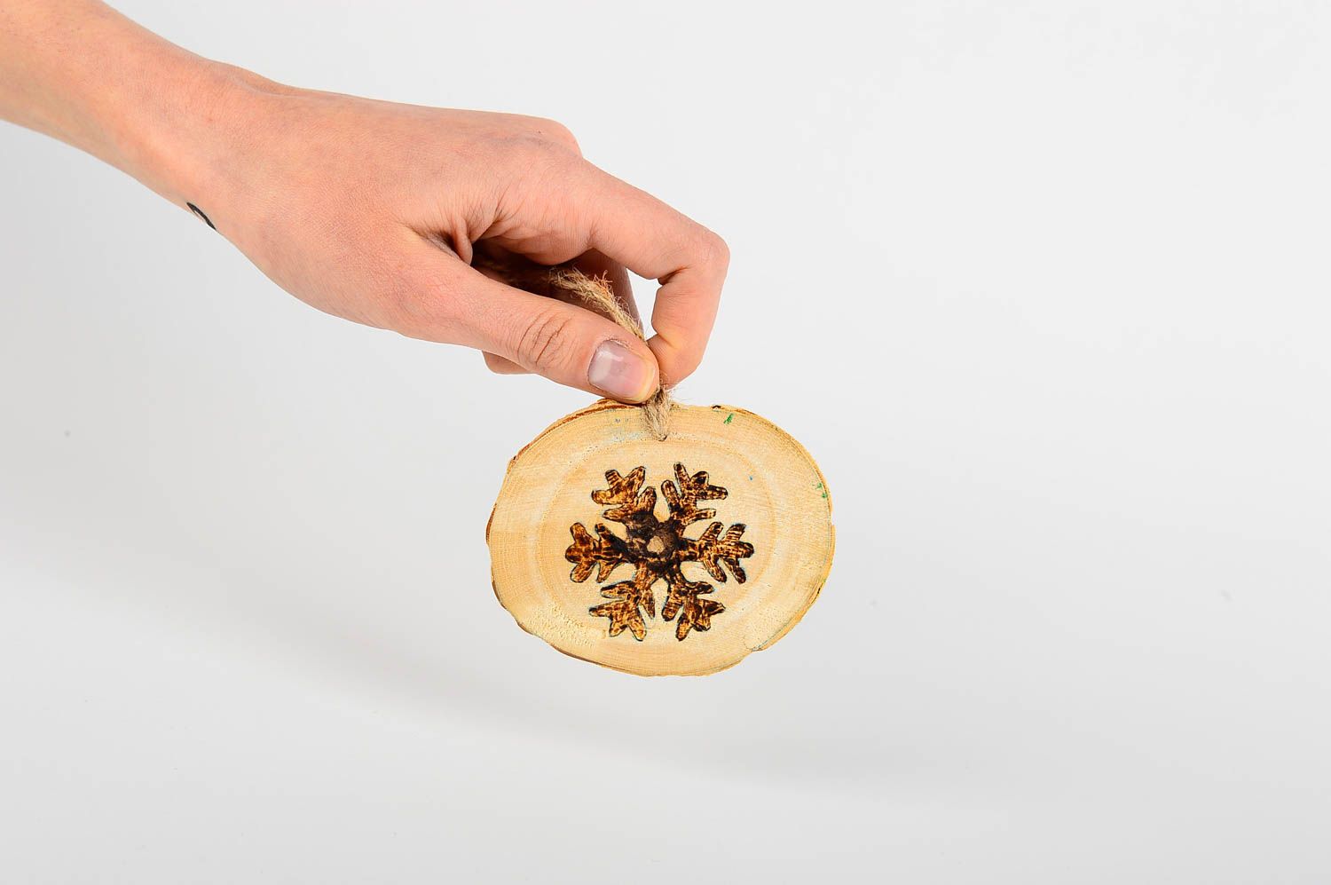 Игрушка на елку handmade декор для дома игрушка из дерева в технике выжигания фото 2