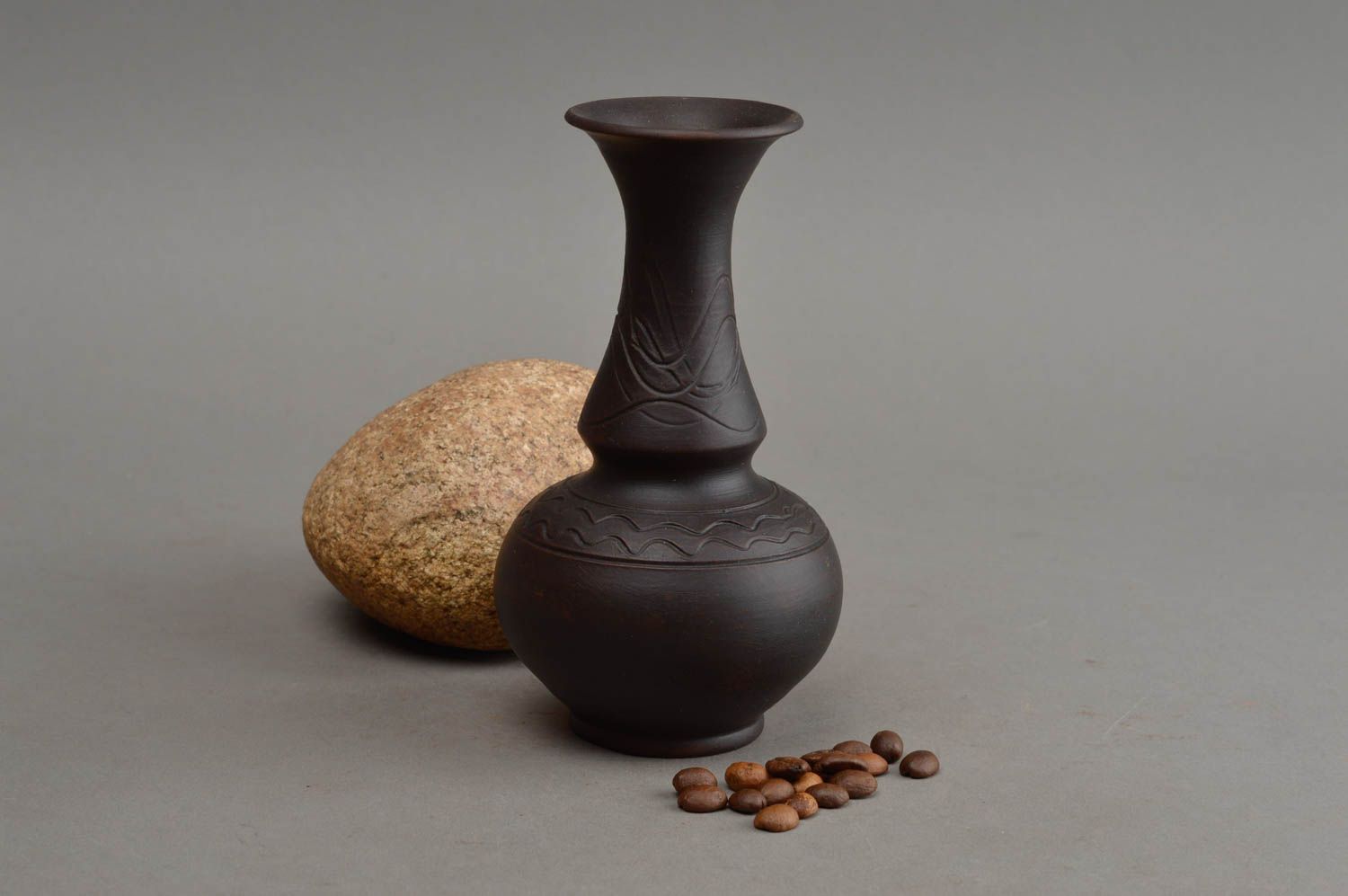 Красивая миниатюрная ваза с удлиненным горлом и орнаментом из глины хенд мейд фото 1