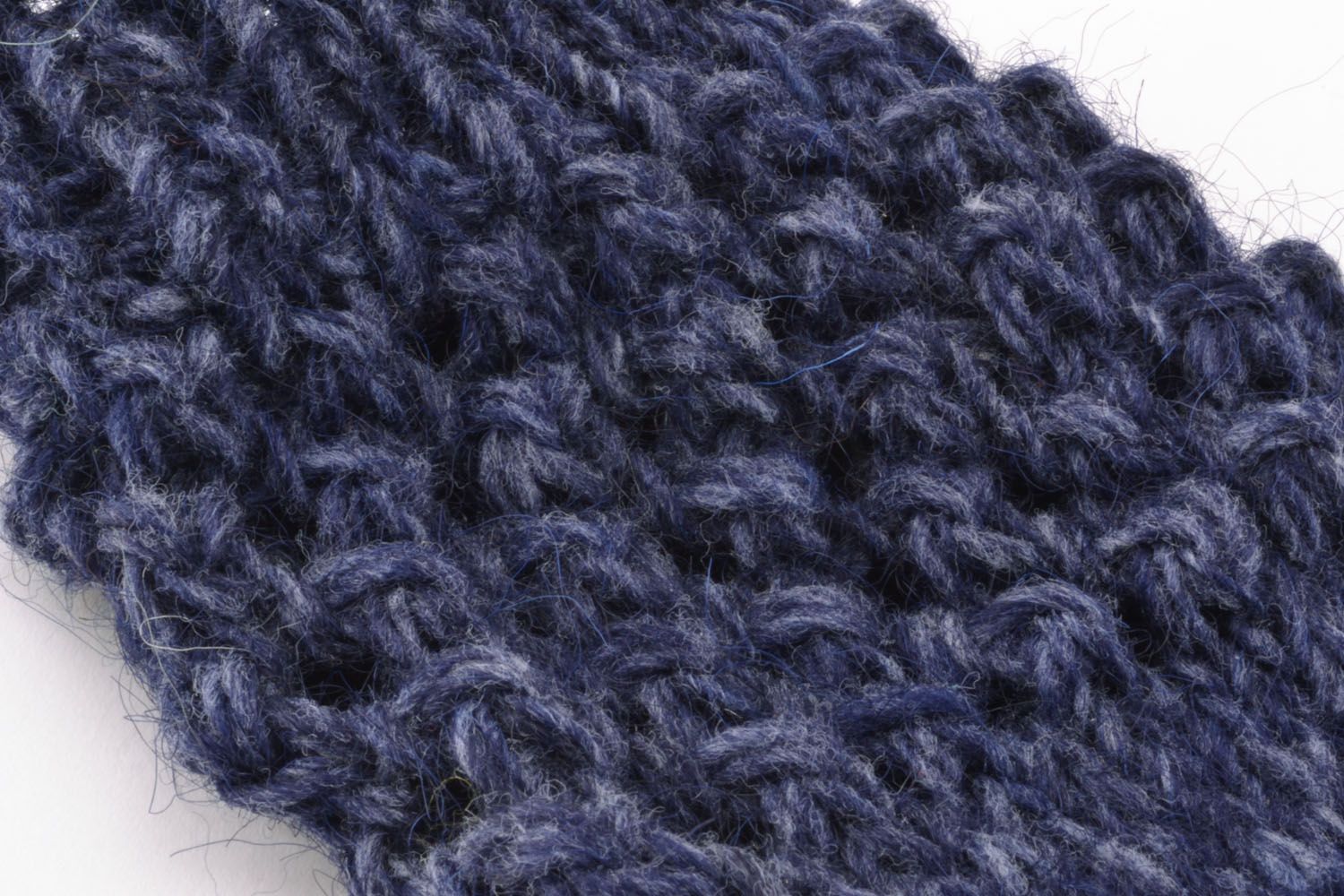 Chaussettes tricotées bleues en laine naturelle photo 4