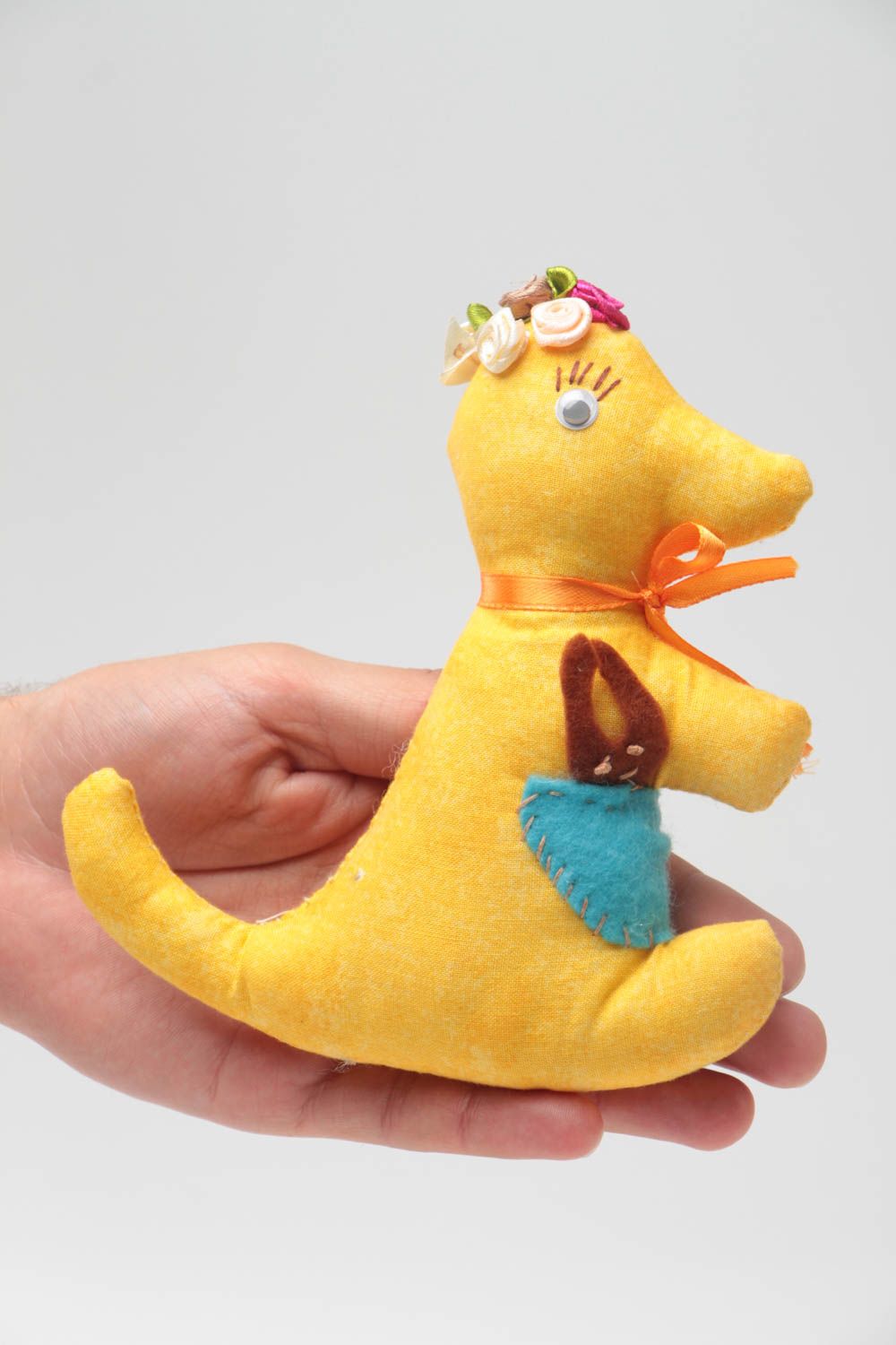 Мягкая игрушка кенгуру из ткани желтая ручной работы маленькая симпатичная фото 5