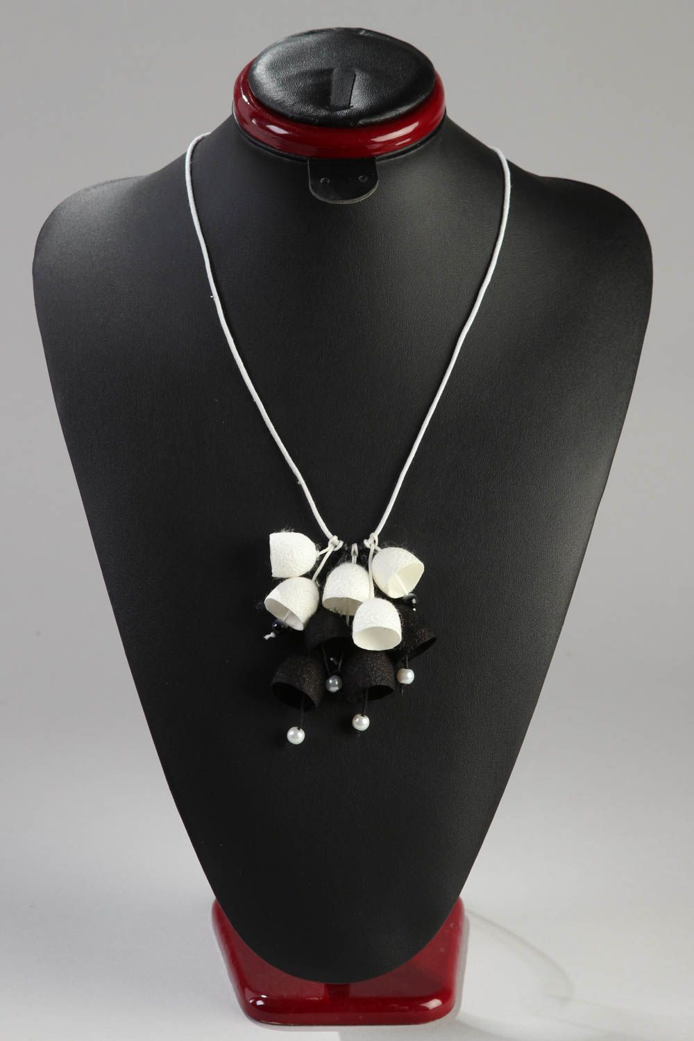Halskette mit Anhänger Halskette für Frauen Schmuck handgemacht schwarz weiß foto 1
