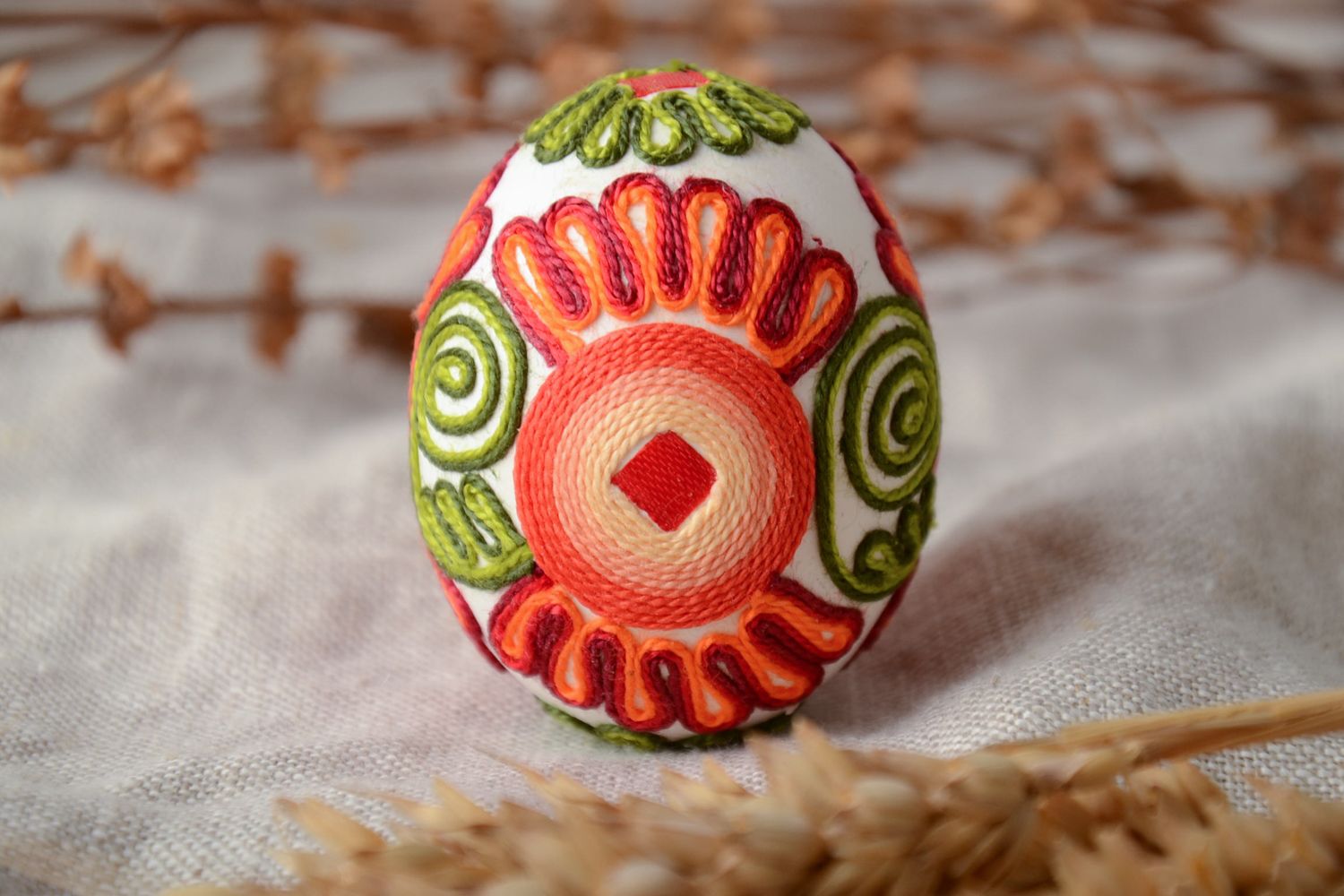 Œuf de Pâques fait main rouge et vert décoratif orné de fils en soie fait main photo 1