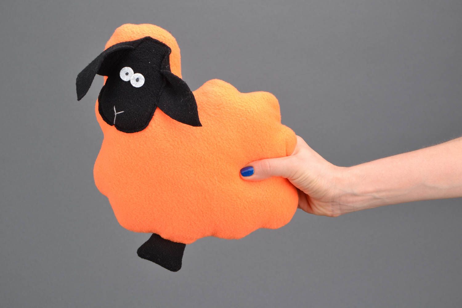 Kinderspielzeug Kuschelkissen Schaf in Orange Deko foto 2