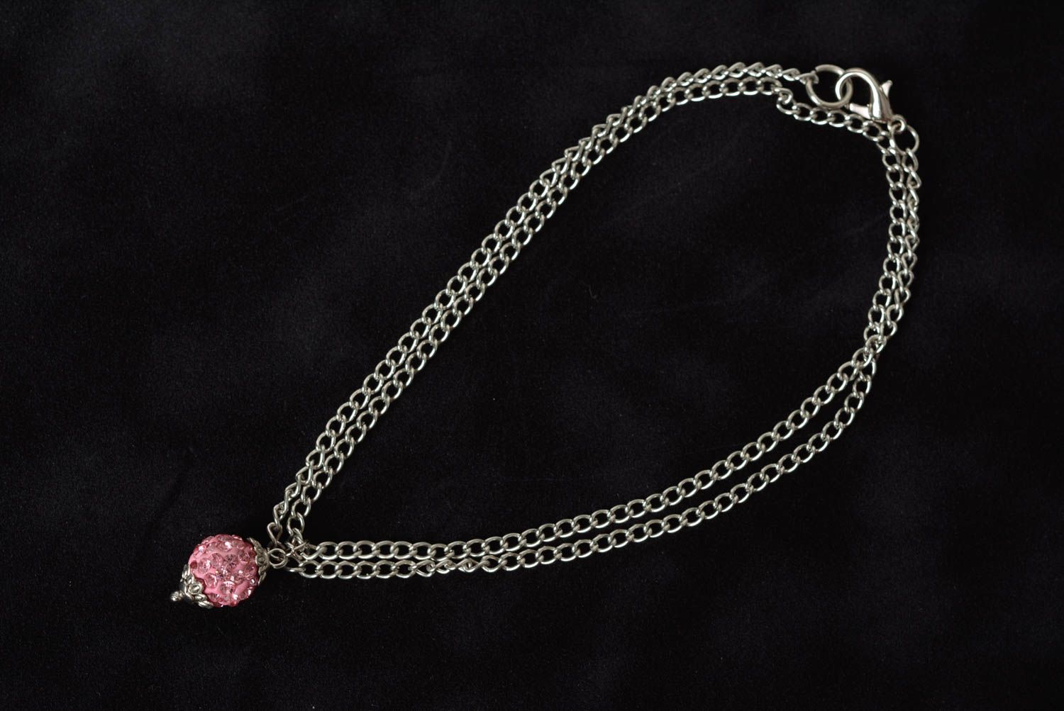 Pendentif boule de strass rose petit sur chaînette métallique fait main stylé photo 1