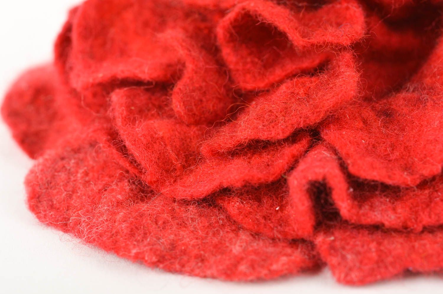 Broche Barrette fleur faite main rouge en laine feutrée Accessoire femme photo 4