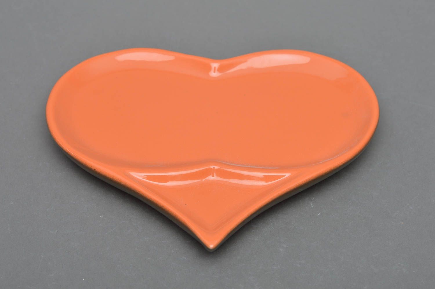 Plato de porcelana artesanal con forma de corazón pintado con esmaltes bonito foto 3