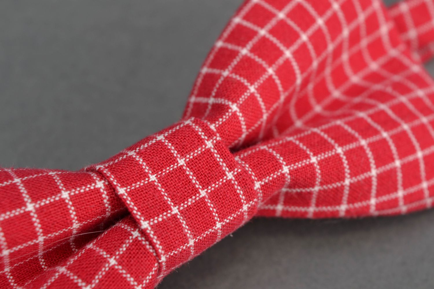 Red and white checkered bow tie made of cotton photo 1