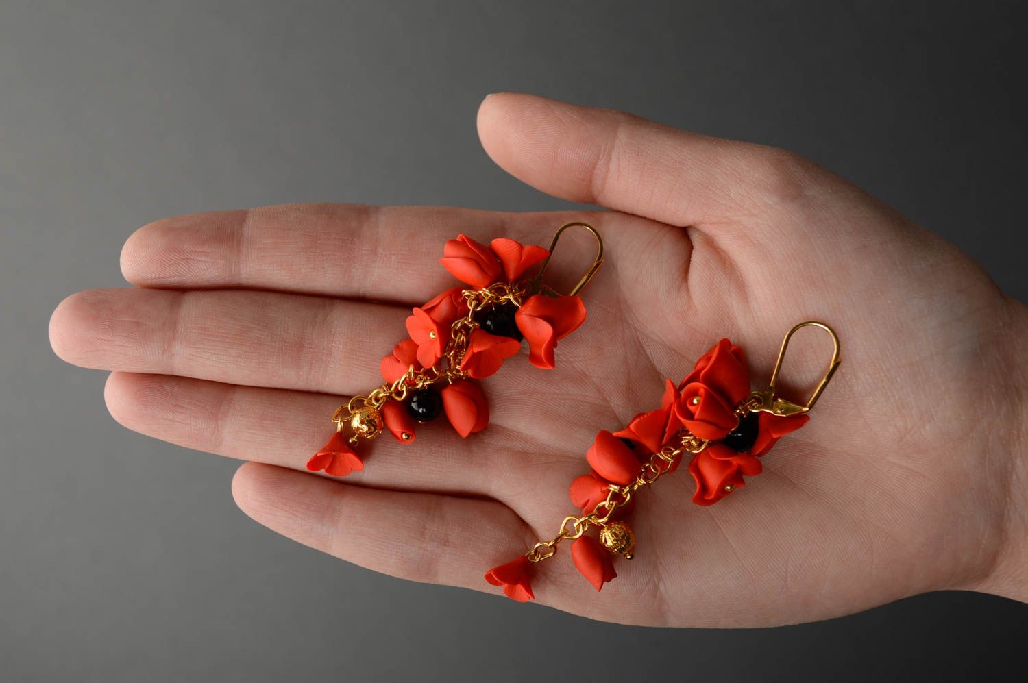 Boucles d'oreilles en argile polymère faites main pendantes Roses rouges photo 5