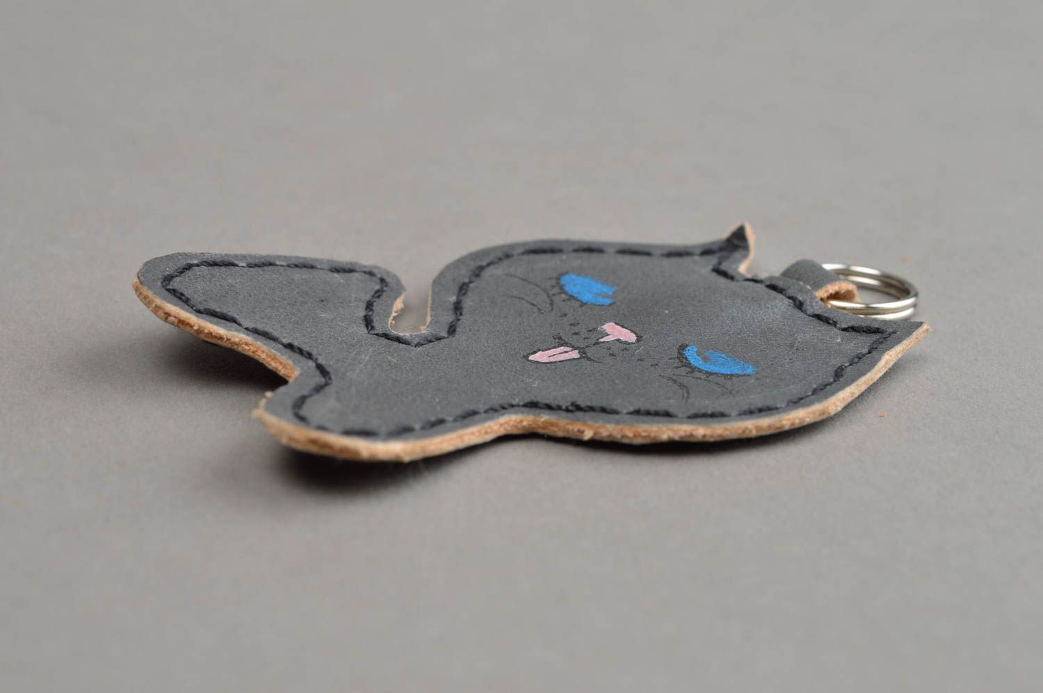 Porte-clés en cuir naturel chat gris fait main accessoire design pour enfant photo 3