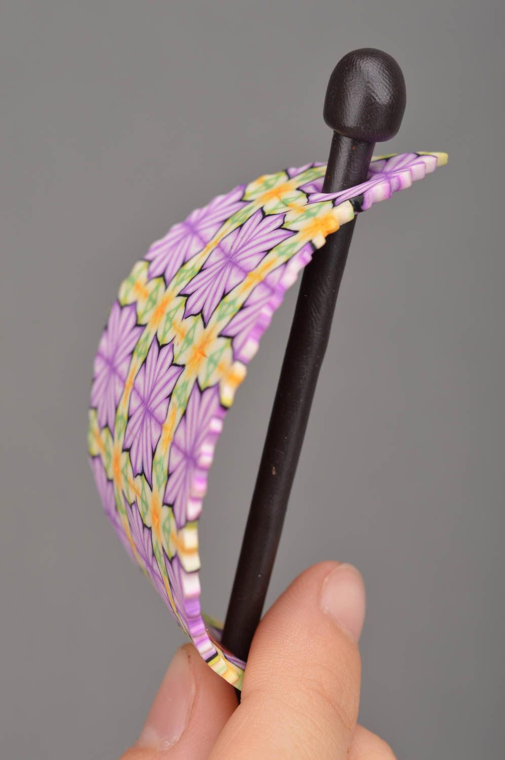 Handgemachte Haarspange mit Stab aus Polymerton künstlerisch bunt schön  foto 2