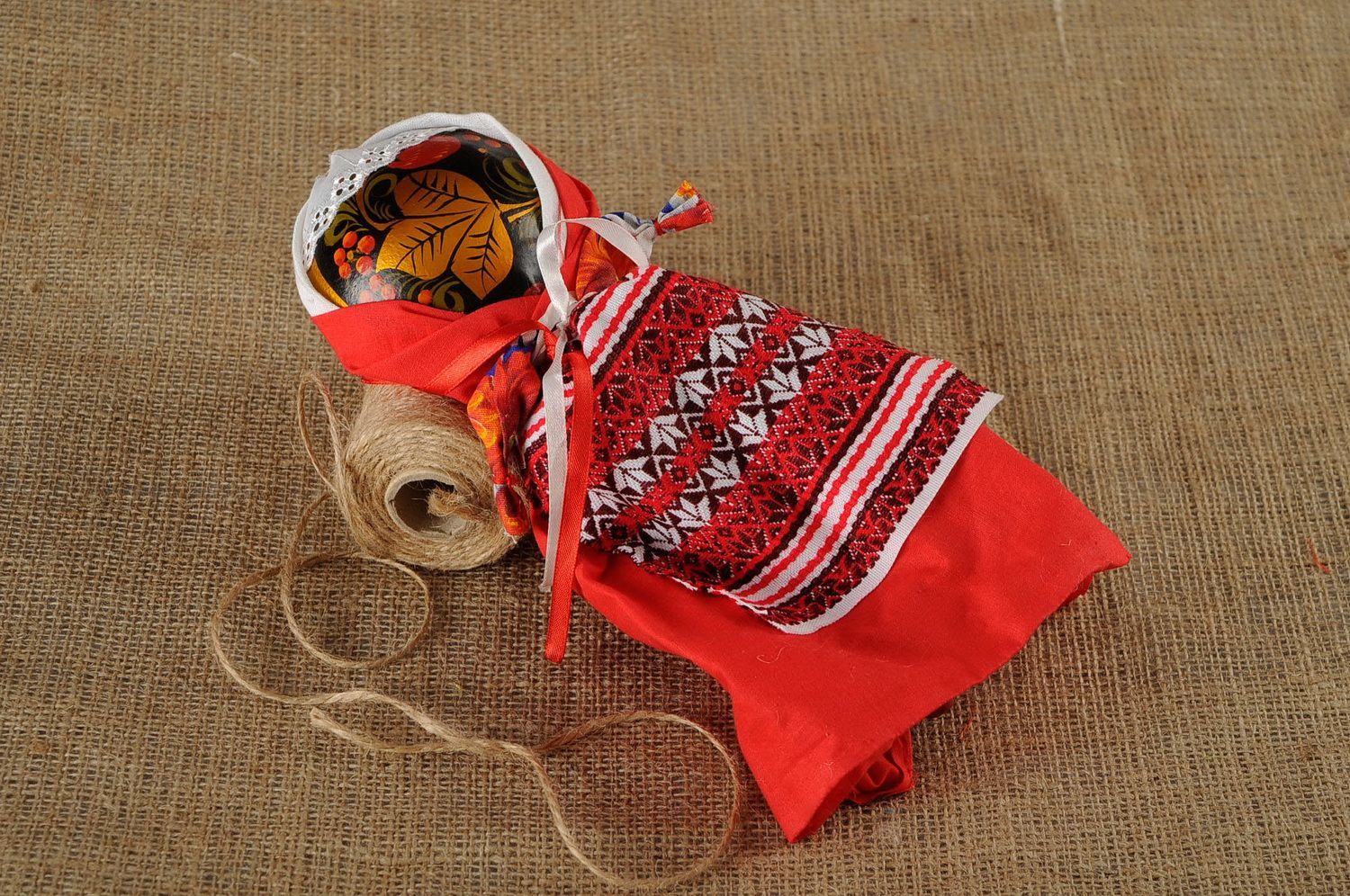 Bambola slava di stoffa fatta a mano amuleto talismano giocattolo etnico foto 1
