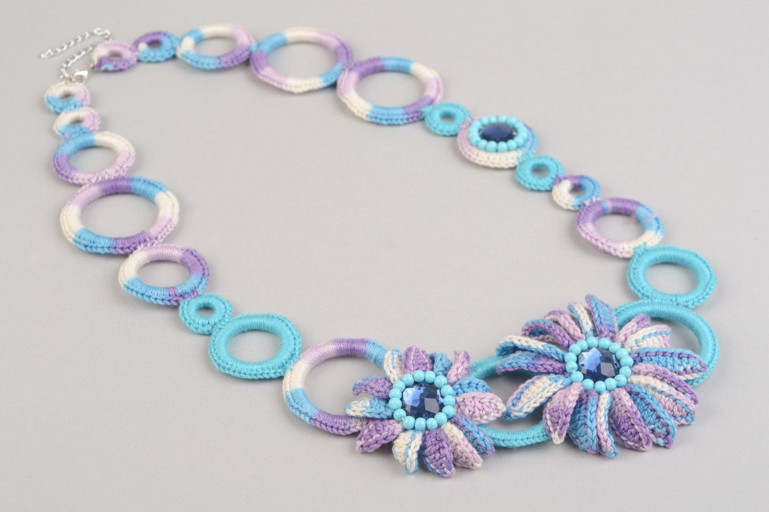 Collar de hilos trenzado artesanal con anillos multicolores con flores foto 5
