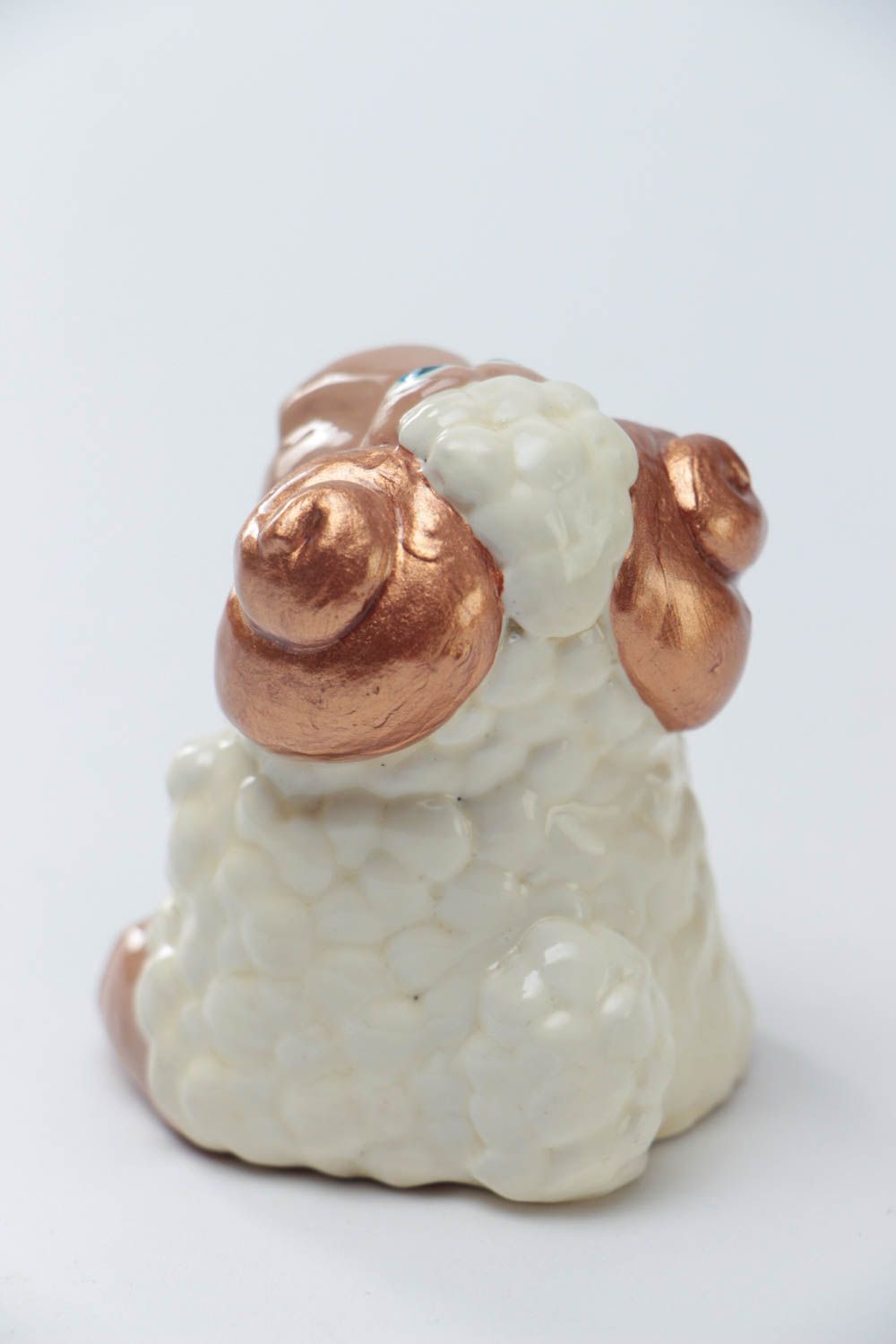Kleine weiße handgemachte keramische Statuette Schaf aus Gips für Interieur foto 4