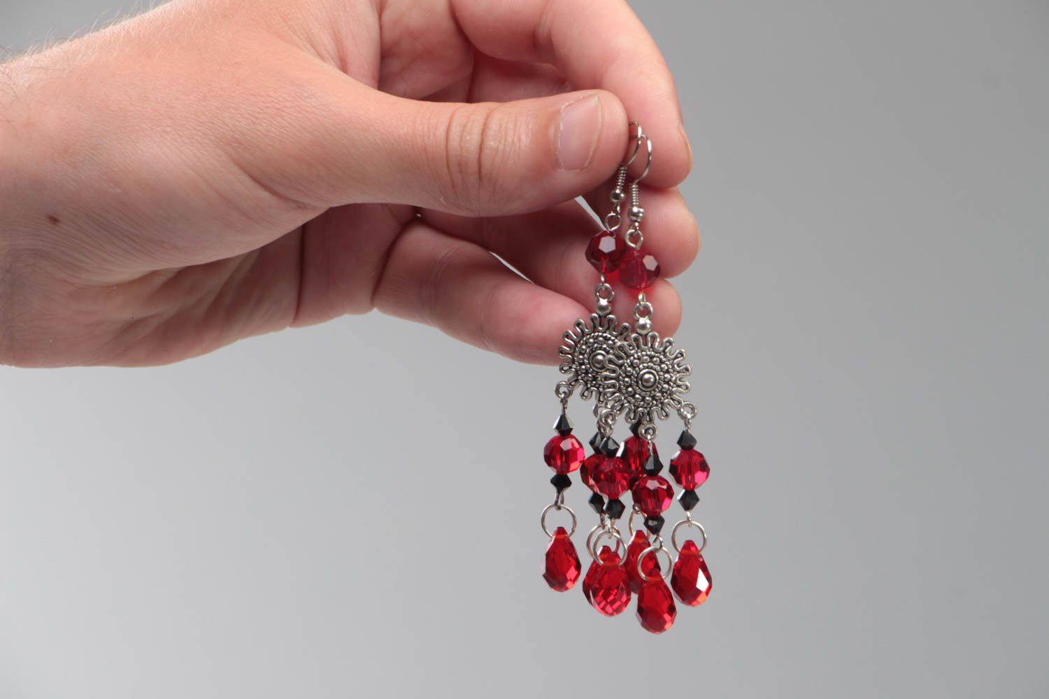 Boucles d'oreilles en perles de cristal rouges et acier faites main volumineuses photo 5
