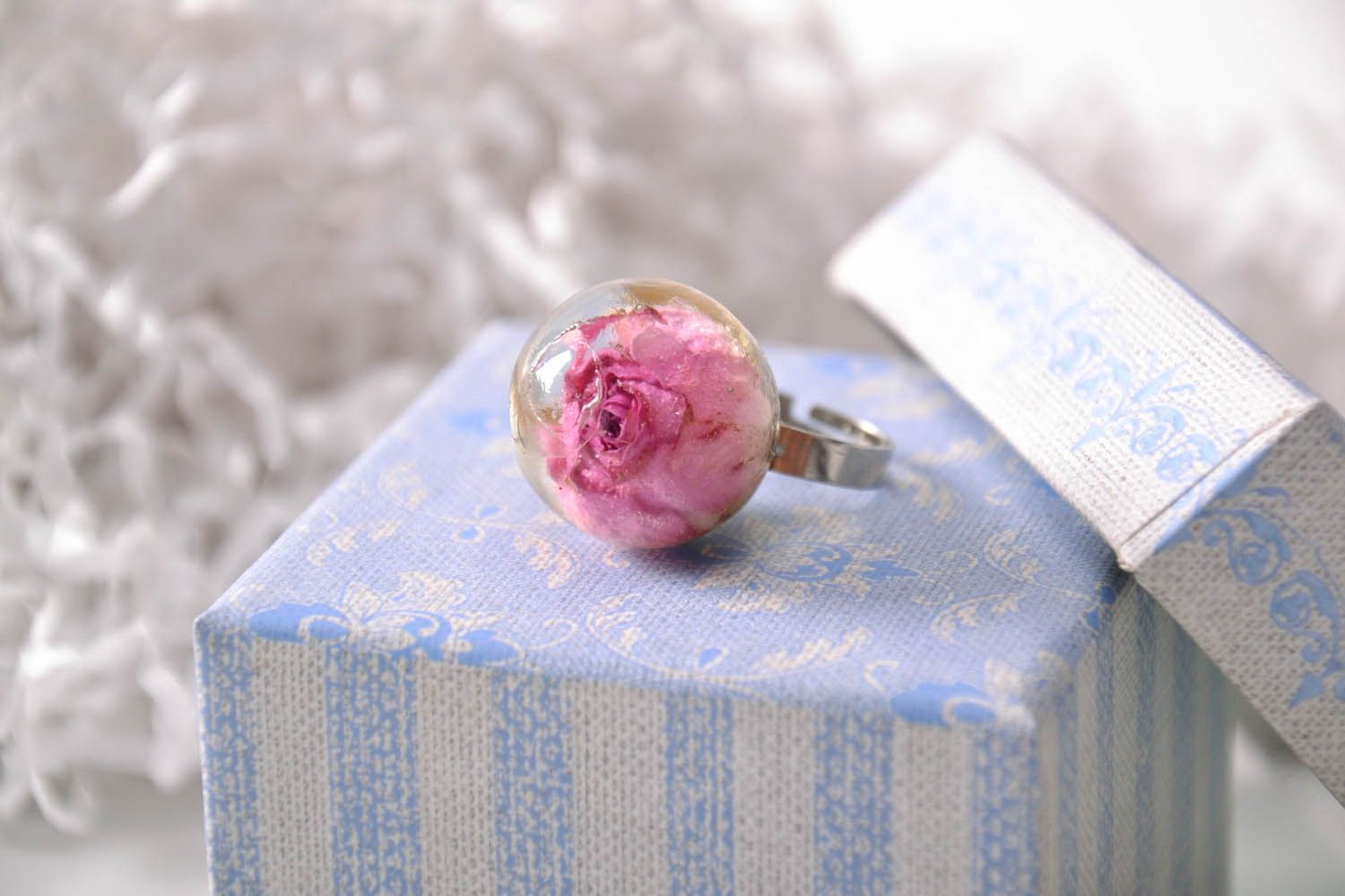 Кольцо из розы покрытой эпоксидной смолой фото 1