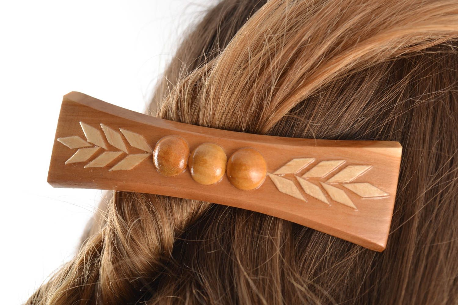 Originelle lackierte braune schöne Haarspange aus Holz mit Musterung für Frauen  foto 1