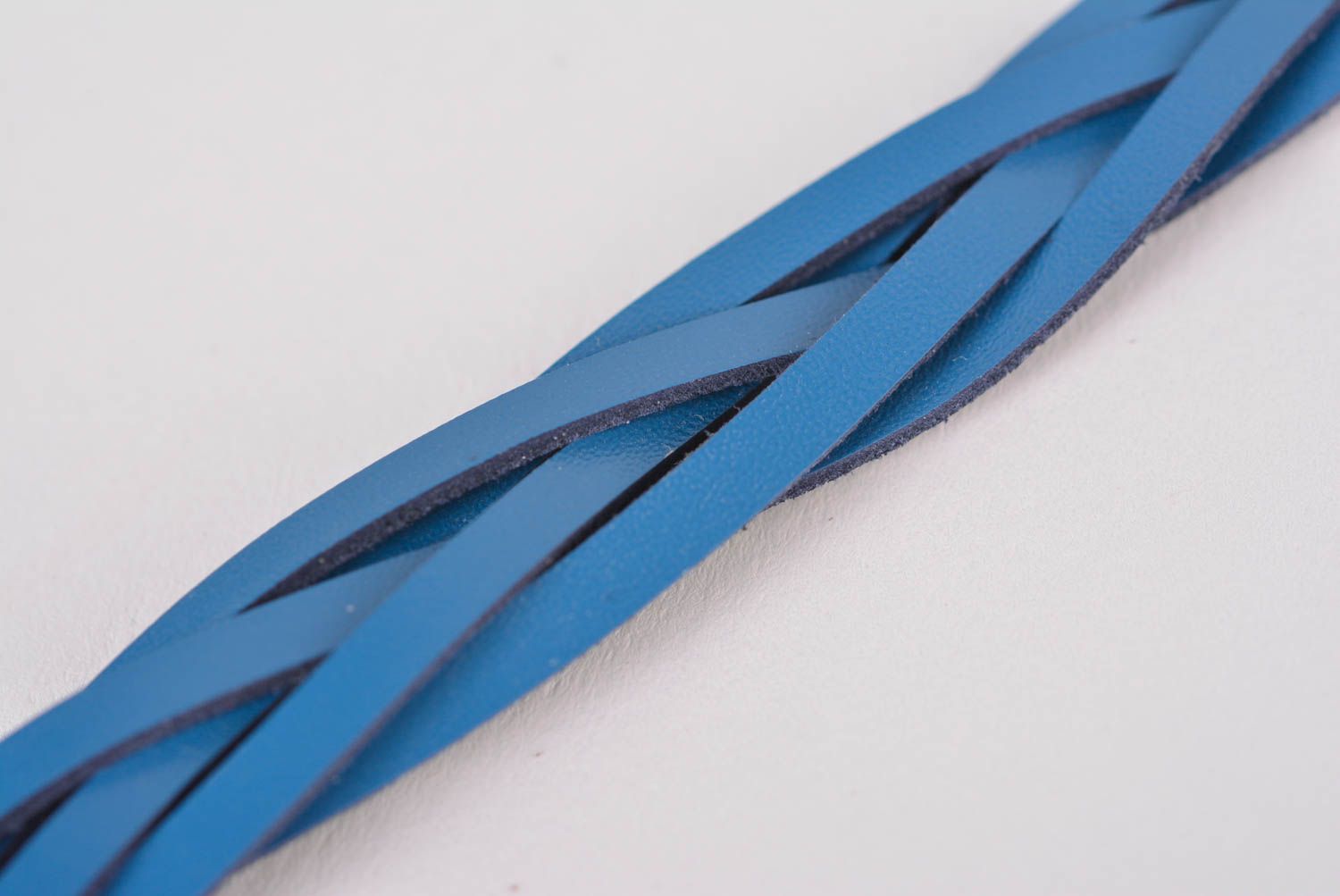 Кожаный браслет ручной работы браслет на руку украшение из кожи голубой фото 4
