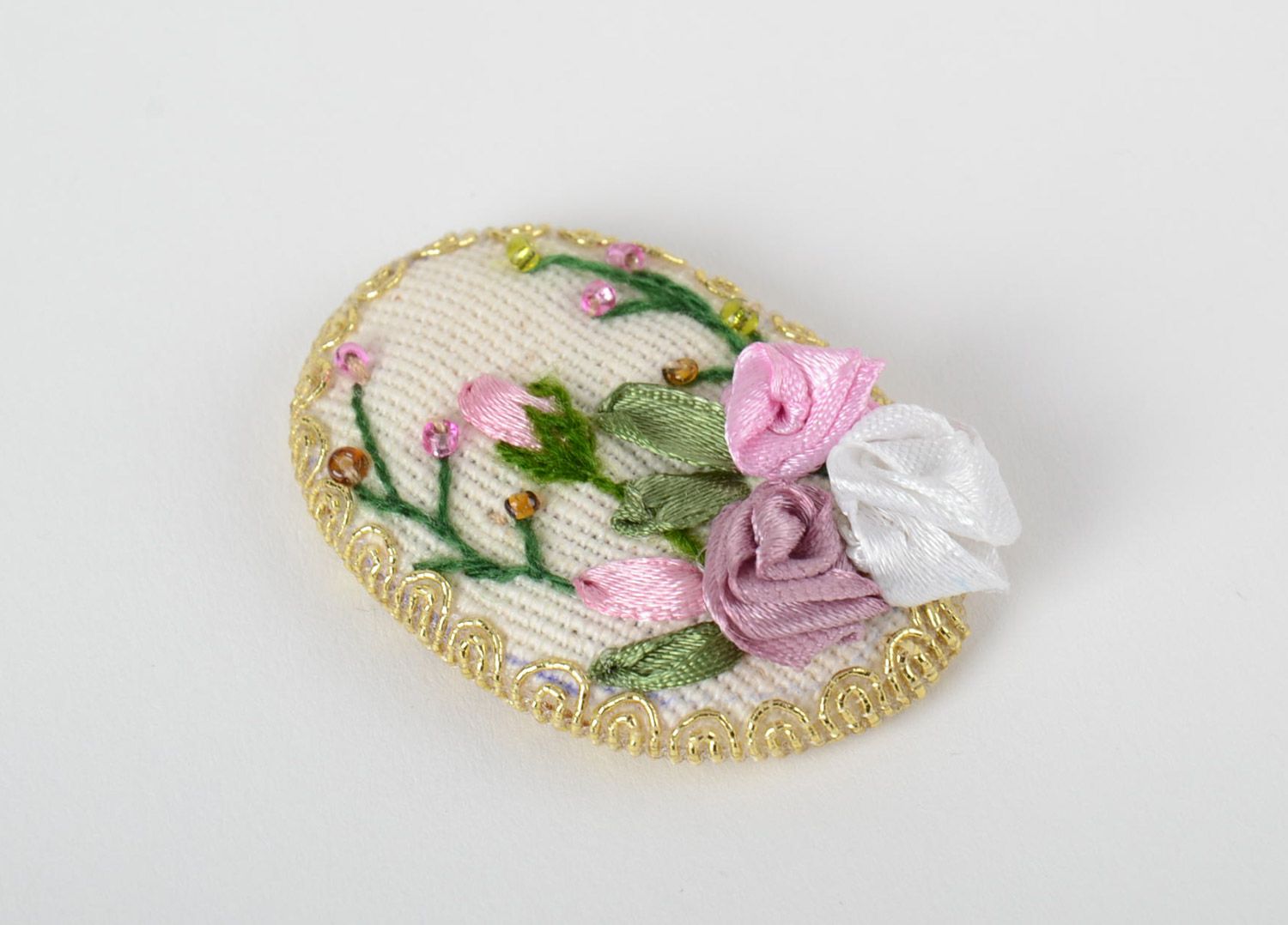 Petite broche en tissu claire brodée au ruban faite main originale avec fleurs photo 2